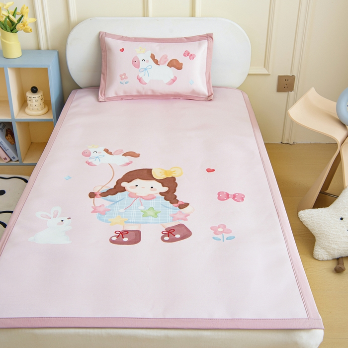 91家纺网 家纺一手货源 找家纺 鱼宝 2026新款卡通儿童大版数码印花冰丝席子凉席 风筝女孩