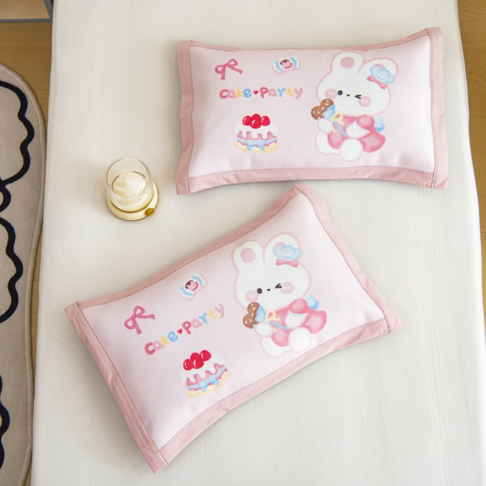 91家纺网 家纺一手货源 找家纺 鱼宝 2026新款卡通儿童大版数码印花冰丝席子凉席 蛋糕小兔