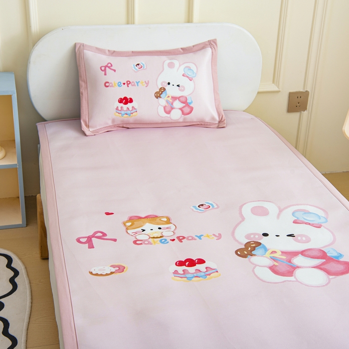 91家纺网 家纺一手货源 找家纺 鱼宝 2026新款卡通儿童大版数码印花冰丝席子凉席 蛋糕小兔