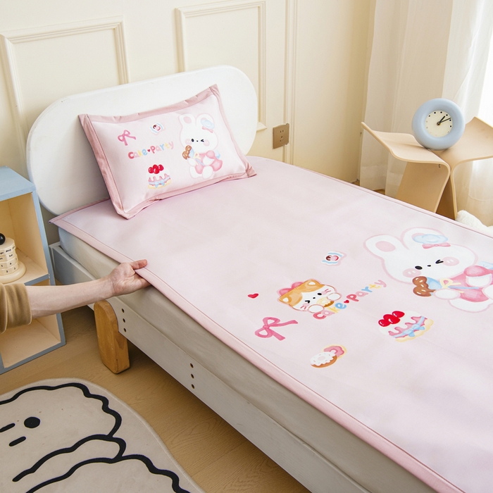 91家纺网 家纺一手货源 找家纺 鱼宝 2026新款卡通儿童大版数码印花冰丝席子凉席 蛋糕小兔