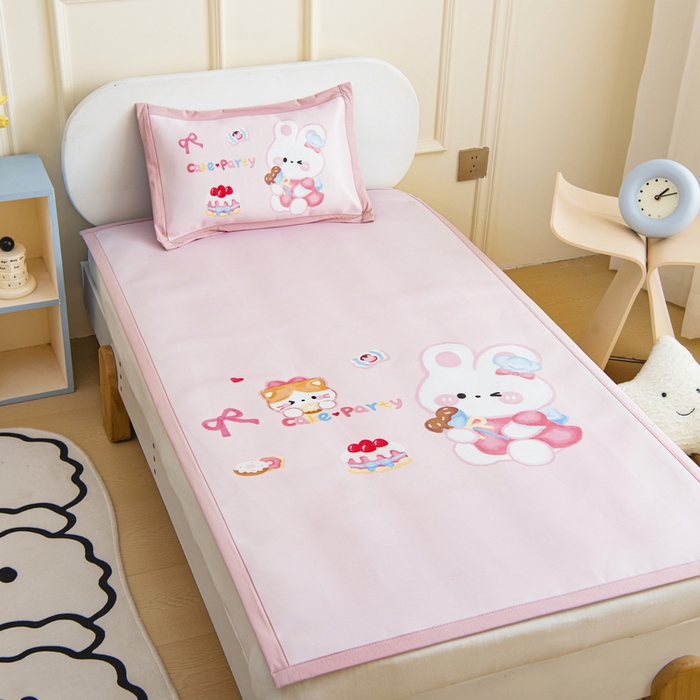 91家纺网 家纺一手货源 找家纺 鱼宝 2026新款卡通儿童大版数码印花冰丝席子凉席 蛋糕小兔