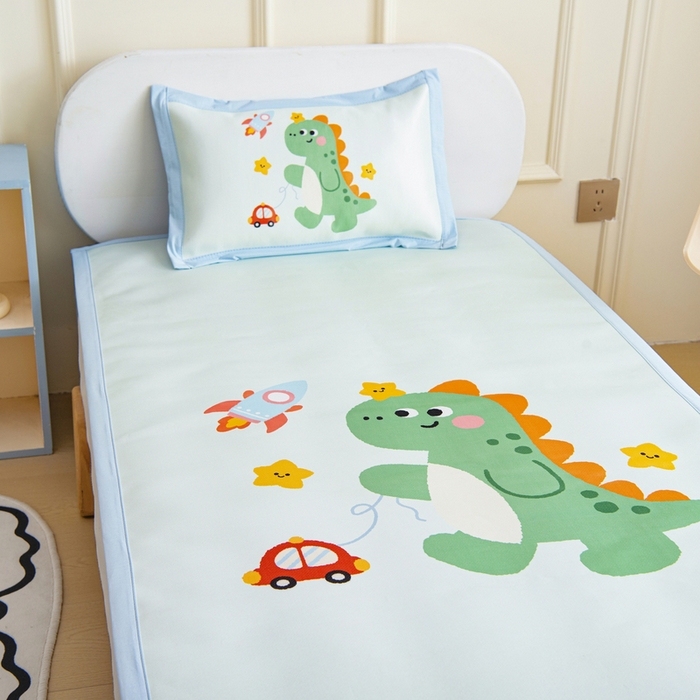 91家纺网 家纺一手货源 找家纺 鱼宝 2026新款卡通儿童大版数码印花冰丝席子凉席 火箭恐龙