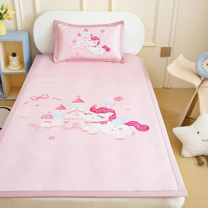 91家纺网 家纺一手货源 找家纺 鱼宝 2026新款卡通儿童大版数码印花冰丝席子凉席 梦幻城堡