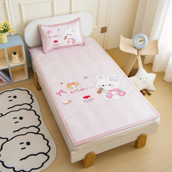 91家纺网 家纺一手货源 找家纺 鱼宝 2026新款卡通儿童大版数码印花冰丝席子凉席 蛋糕小兔