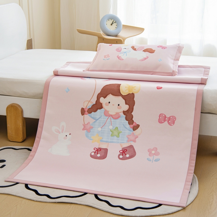 91家纺网 家纺一手货源 找家纺 鱼宝 2026新款卡通儿童大版数码印花冰丝席子凉席 风筝女孩