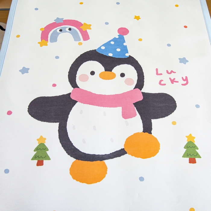 91家纺网 家纺一手货源 找家纺 鱼宝 2026新款卡通儿童大版数码印花冰丝席子凉席 彩虹企鹅