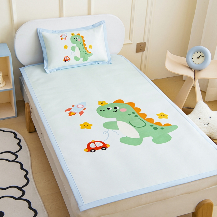 91家纺网 家纺一手货源 找家纺 鱼宝 2026新款卡通儿童大版数码印花冰丝席子凉席 火箭恐龙