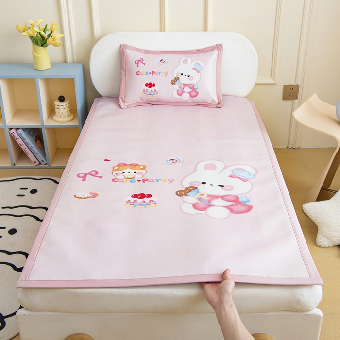 91家纺网 家纺一手货源 找家纺 鱼宝 2026新款卡通儿童大版数码印花冰丝席子凉席 蛋糕小兔