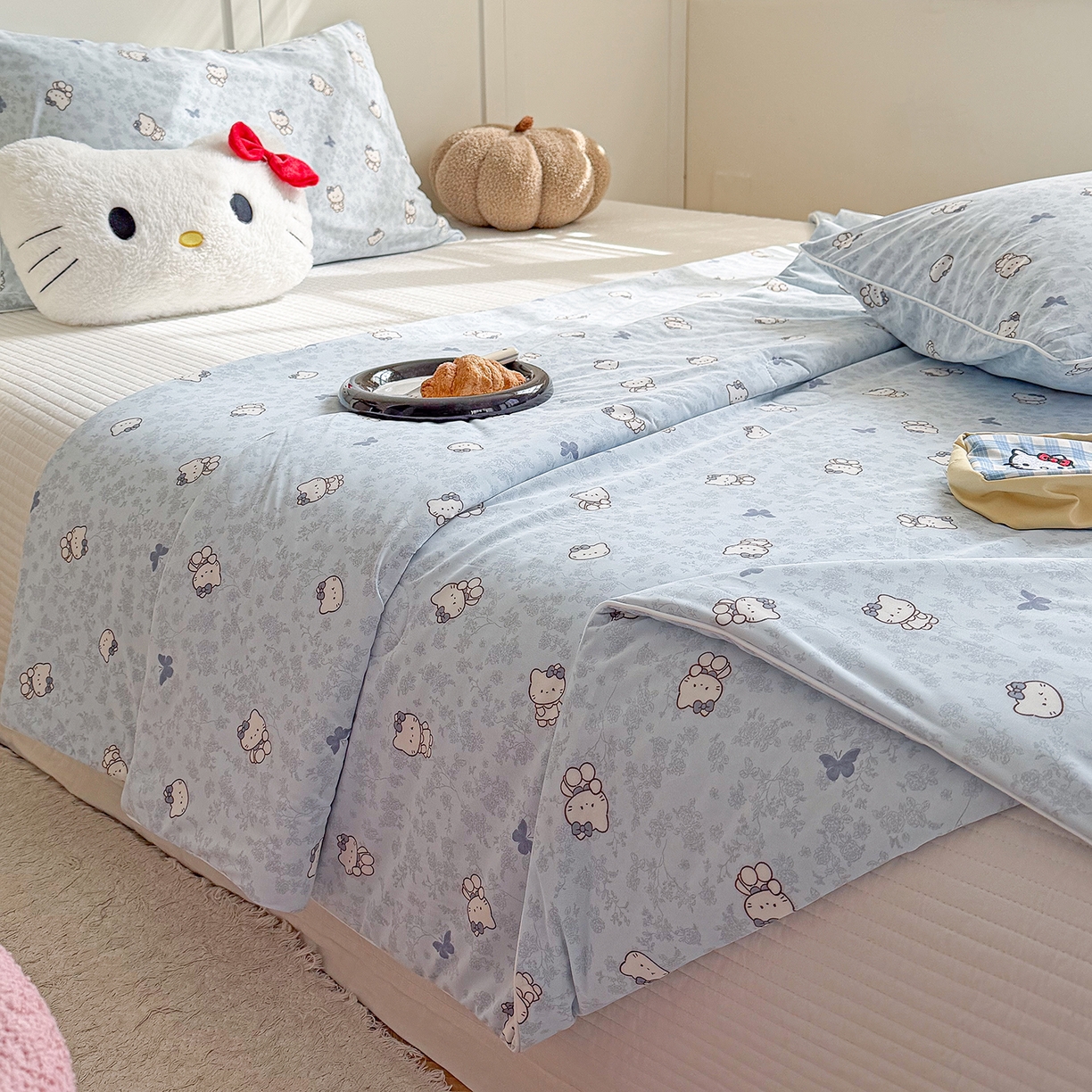 91家纺网 家纺一手货源 找家纺 金梦拉家纺 2026春夏新款锦氨凉感丝印花系列夏被空调被夏凉被 蓝调凯蒂