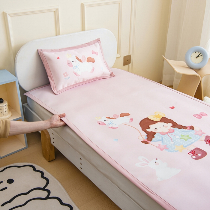 91家纺网 家纺一手货源 找家纺 鱼宝 2026新款卡通儿童大版数码印花冰丝席子凉席 风筝女孩