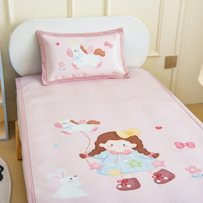 91家纺网 家纺一手货源 找家纺 鱼宝 2026新款卡通儿童大版数码印花冰丝席子凉席 风筝女孩