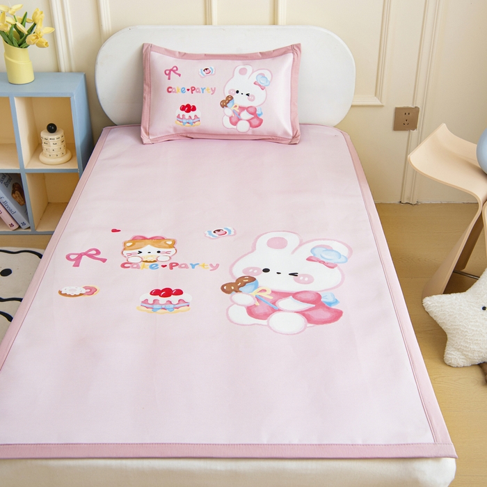 91家纺网 家纺一手货源 找家纺 鱼宝 2026新款卡通儿童大版数码印花冰丝席子凉席 蛋糕小兔