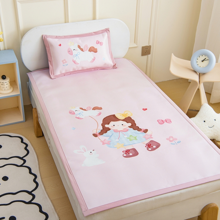 91家纺网 家纺一手货源 找家纺 鱼宝 2026新款卡通儿童大版数码印花冰丝席子凉席 风筝女孩