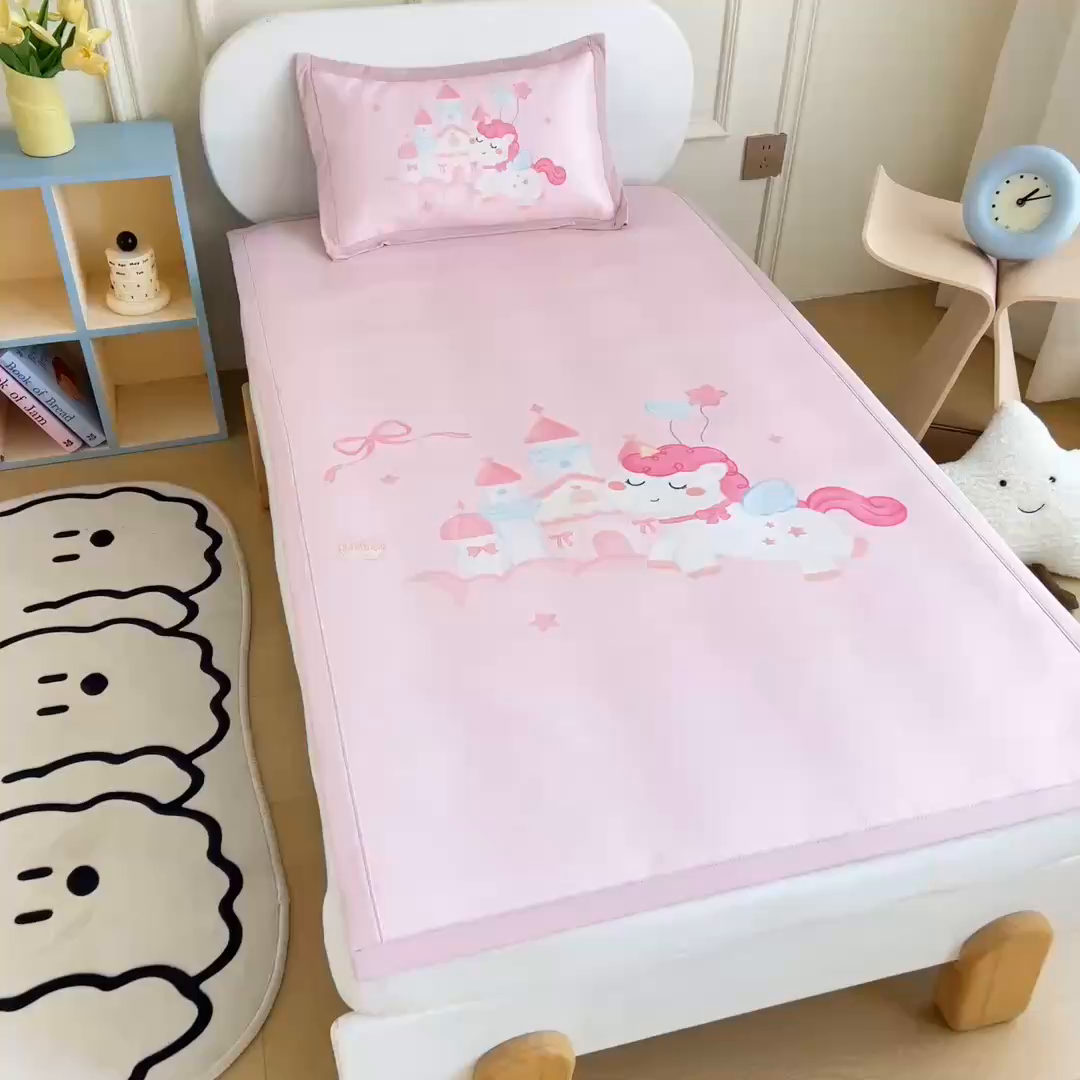 91家纺网 家纺一手货源 找家纺 鱼宝 2026新款卡通儿童大版数码印花冰丝席子凉席 梦幻城堡