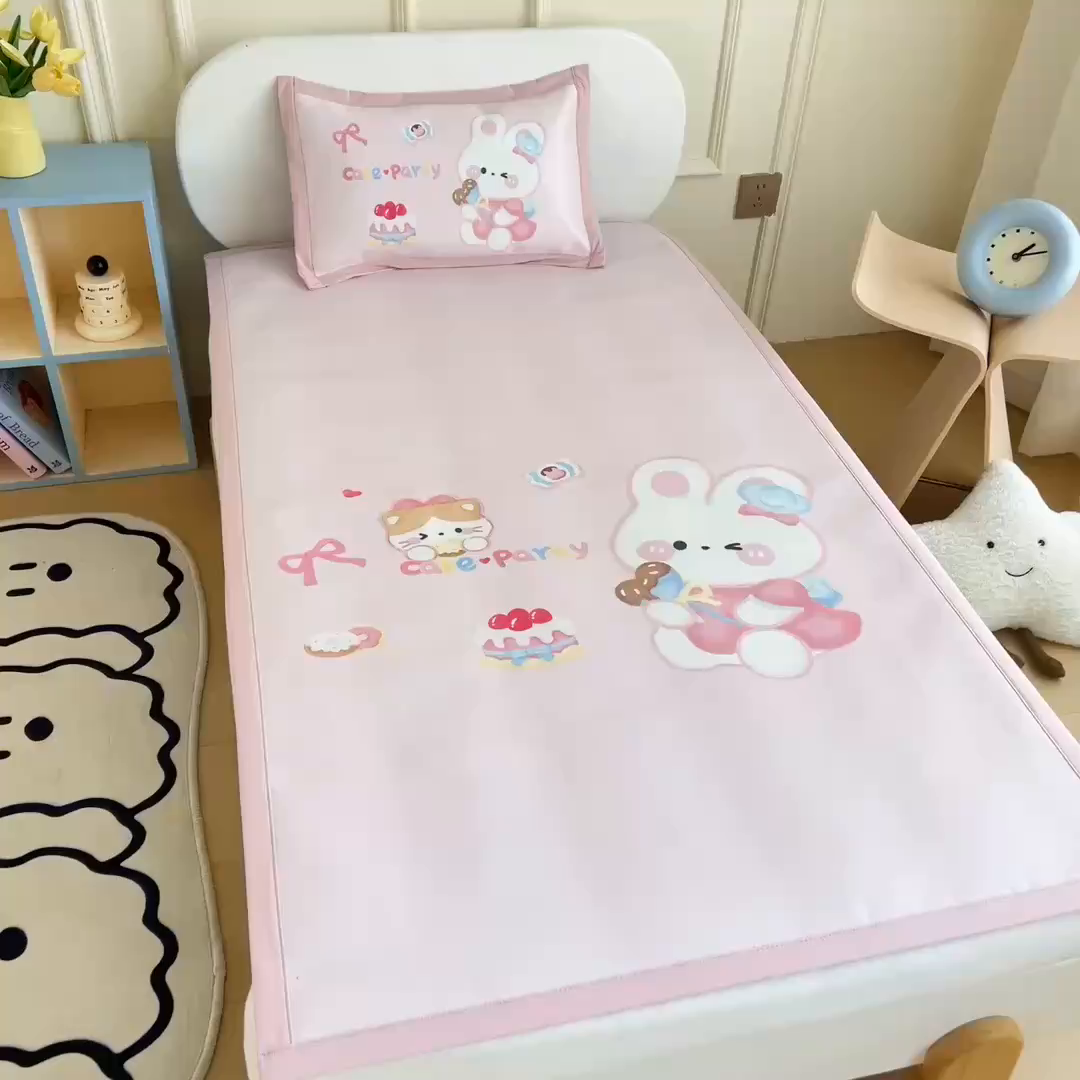 91家纺网 家纺一手货源 找家纺 鱼宝 2026新款卡通儿童大版数码印花冰丝席子凉席 蛋糕小兔