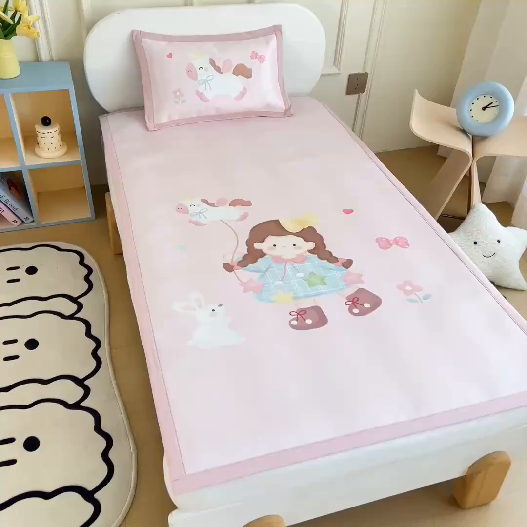 91家纺网 家纺一手货源 找家纺 鱼宝 2026新款卡通儿童大版数码印花冰丝席子凉席 风筝女孩