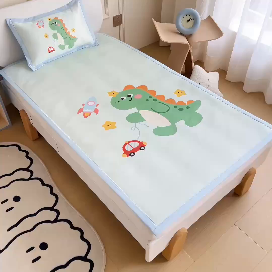 91家纺网 家纺一手货源 找家纺 鱼宝 2026新款卡通儿童大版数码印花冰丝席子凉席 火箭恐龙