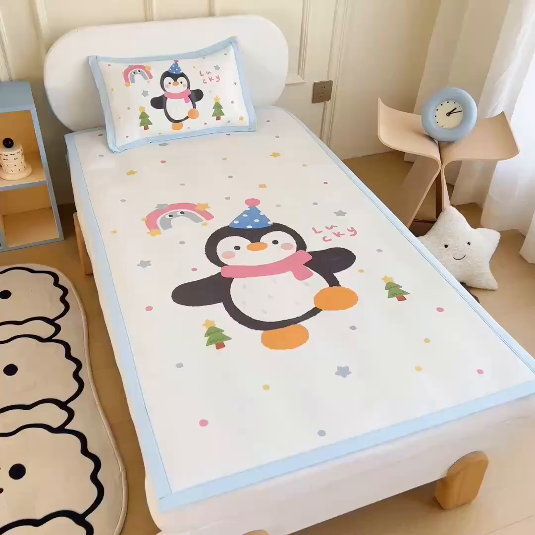 91家纺网 家纺一手货源 找家纺 鱼宝 2026新款卡通儿童大版数码印花冰丝席子凉席 彩虹企鹅