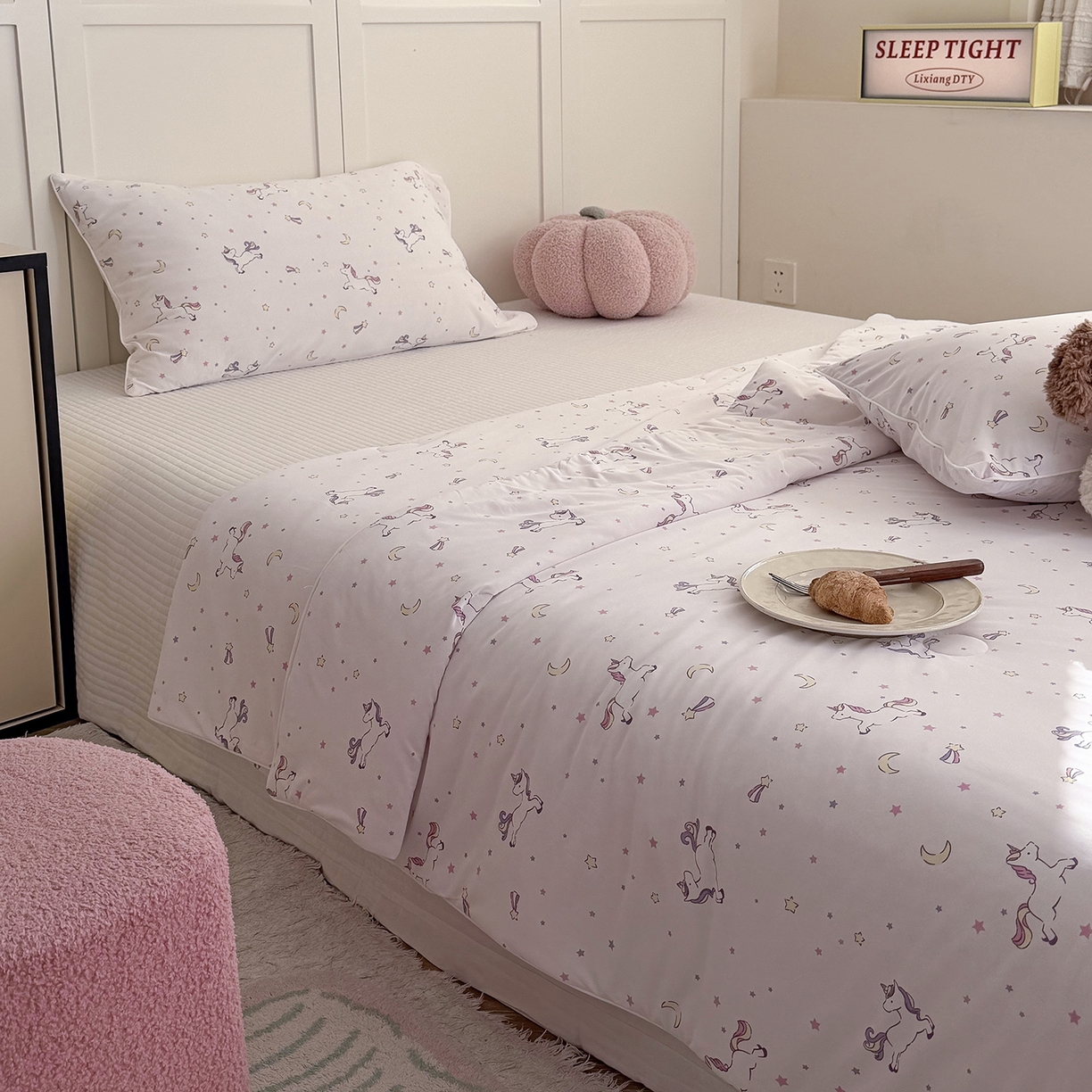 91家纺网 家纺一手货源 找家纺 金梦拉家纺 2026春夏新款锦氨凉感丝印花系列夏被空调被夏凉被 梦幻独角兽