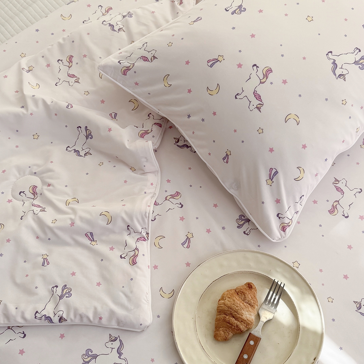 91家纺网 家纺一手货源 找家纺 金梦拉家纺 2026春夏新款锦氨凉感丝印花系列夏被空调被夏凉被 梦幻独角兽