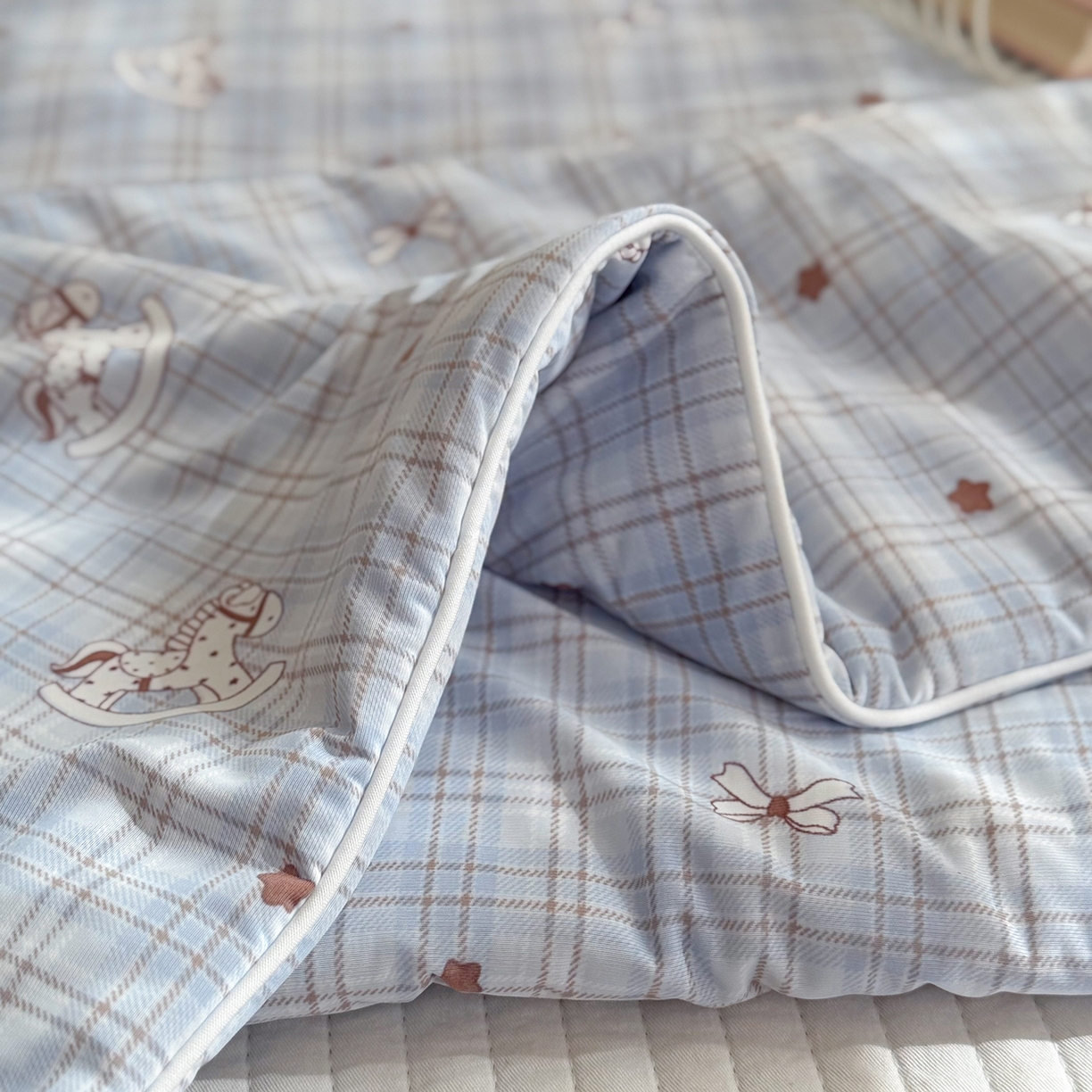 91家纺网 家纺一手货源 找家纺 金梦拉家纺 2026春夏新款锦氨凉感丝印花系列夏被空调被夏凉被 木马蓝