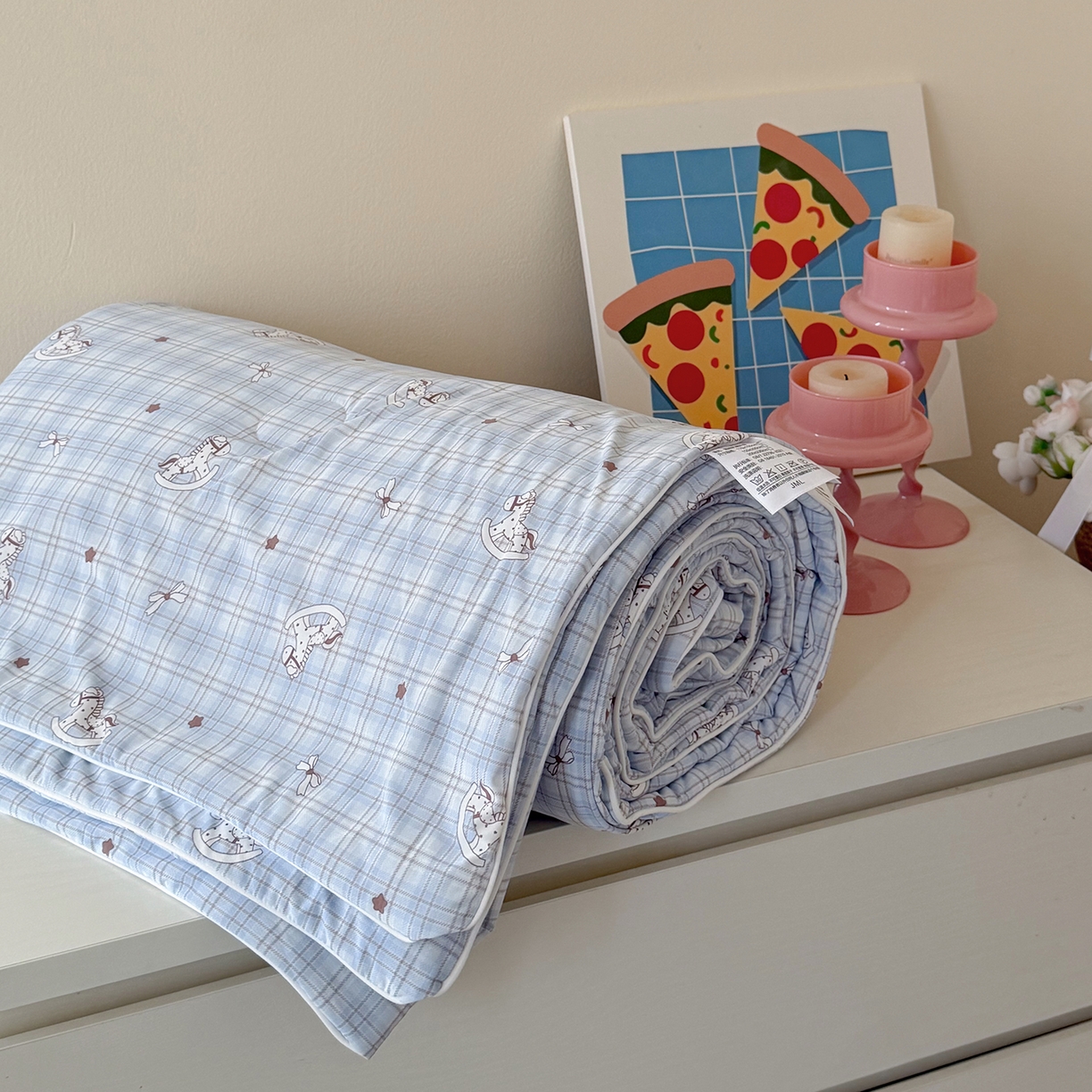 91家纺网 家纺一手货源 找家纺 金梦拉家纺 2026春夏新款锦氨凉感丝印花系列夏被空调被夏凉被 木马蓝