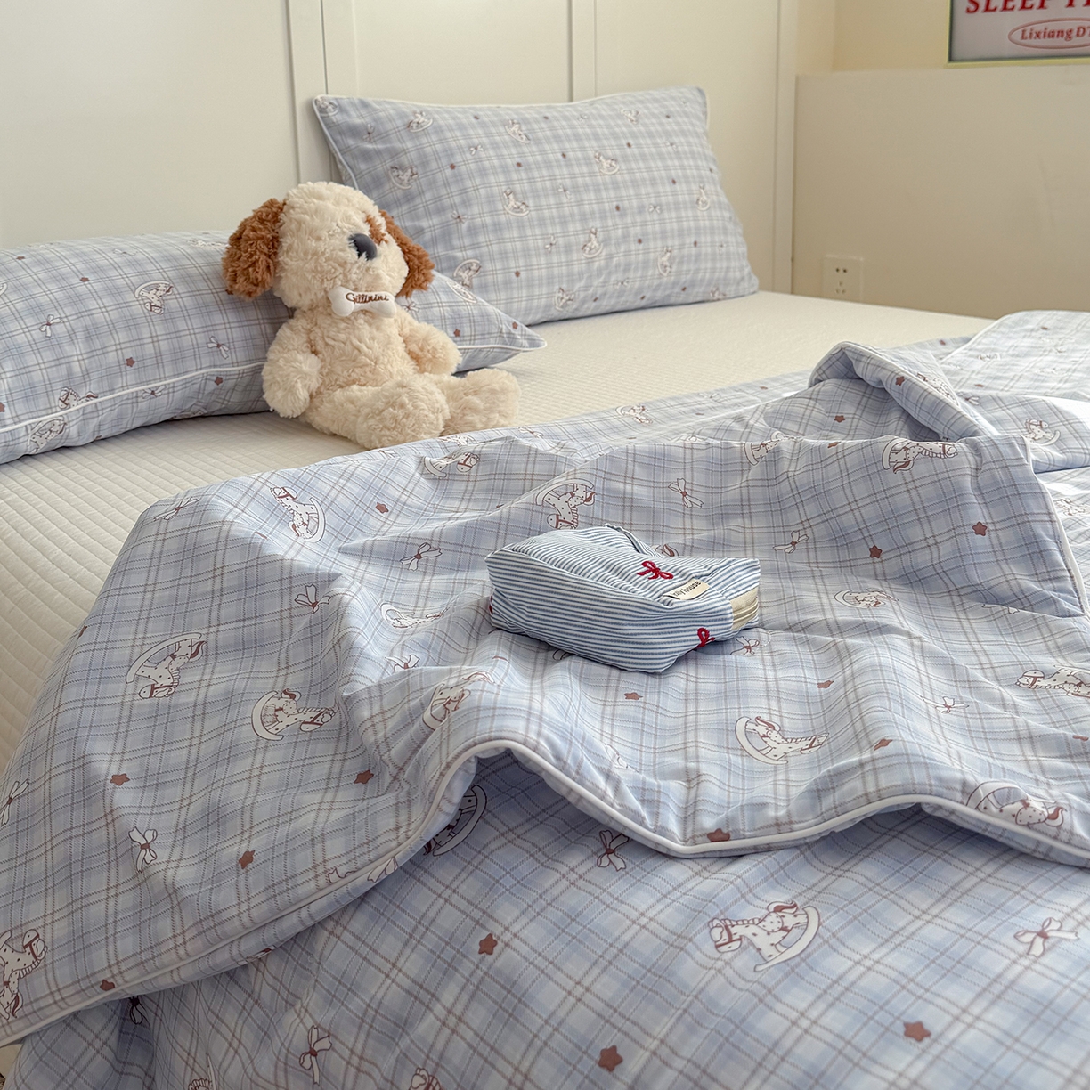 91家纺网 家纺一手货源 找家纺 金梦拉家纺 2026春夏新款锦氨凉感丝印花系列夏被空调被夏凉被 木马蓝