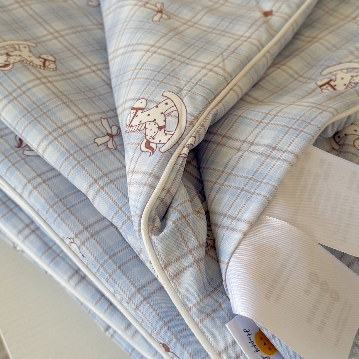 91家纺网 家纺一手货源 找家纺 金梦拉家纺 2026春夏新款锦氨凉感丝印花系列夏被空调被夏凉被 木马蓝