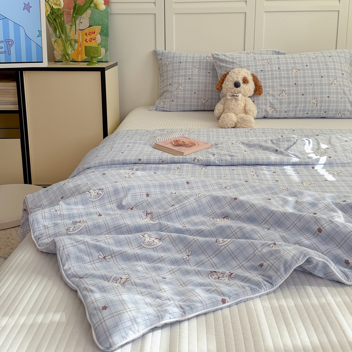 91家纺网 家纺一手货源 找家纺 金梦拉家纺 2026春夏新款锦氨凉感丝印花系列夏被空调被夏凉被 木马蓝