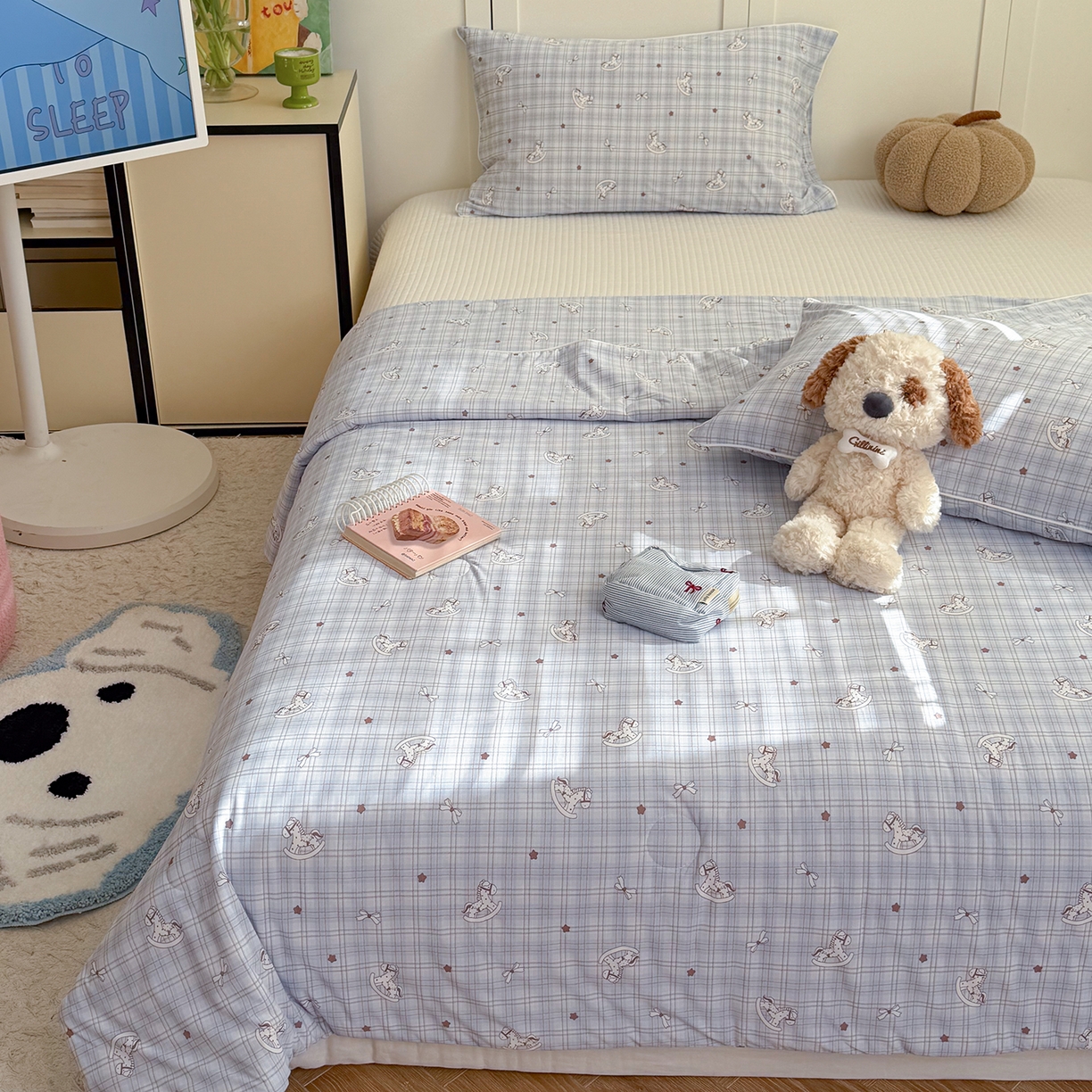 91家纺网 家纺一手货源 找家纺 金梦拉家纺 2026春夏新款锦氨凉感丝印花系列夏被空调被夏凉被 木马蓝