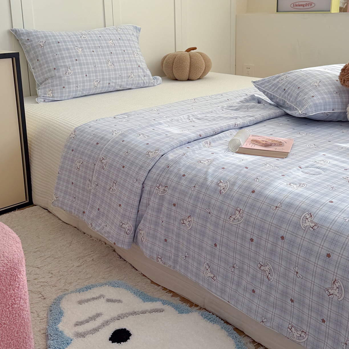 91家纺网 家纺一手货源 找家纺 金梦拉家纺 2026春夏新款锦氨凉感丝印花系列夏被空调被夏凉被 木马蓝