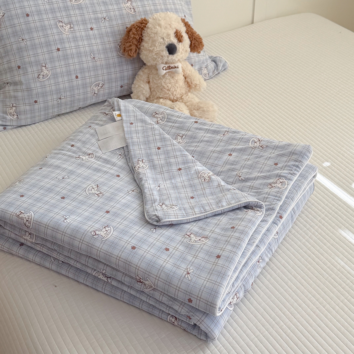 91家纺网 家纺一手货源 找家纺 金梦拉家纺 2026春夏新款锦氨凉感丝印花系列夏被空调被夏凉被 木马蓝