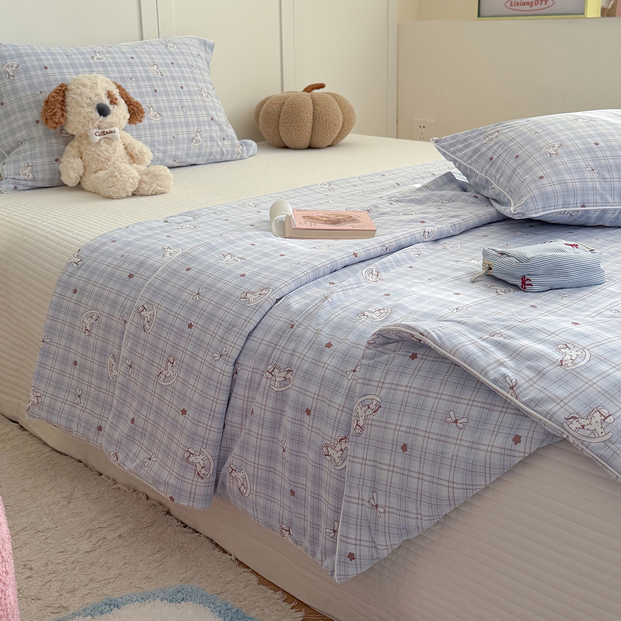 91家纺网 家纺一手货源 找家纺 金梦拉家纺 2026春夏新款锦氨凉感丝印花系列夏被空调被夏凉被 木马蓝