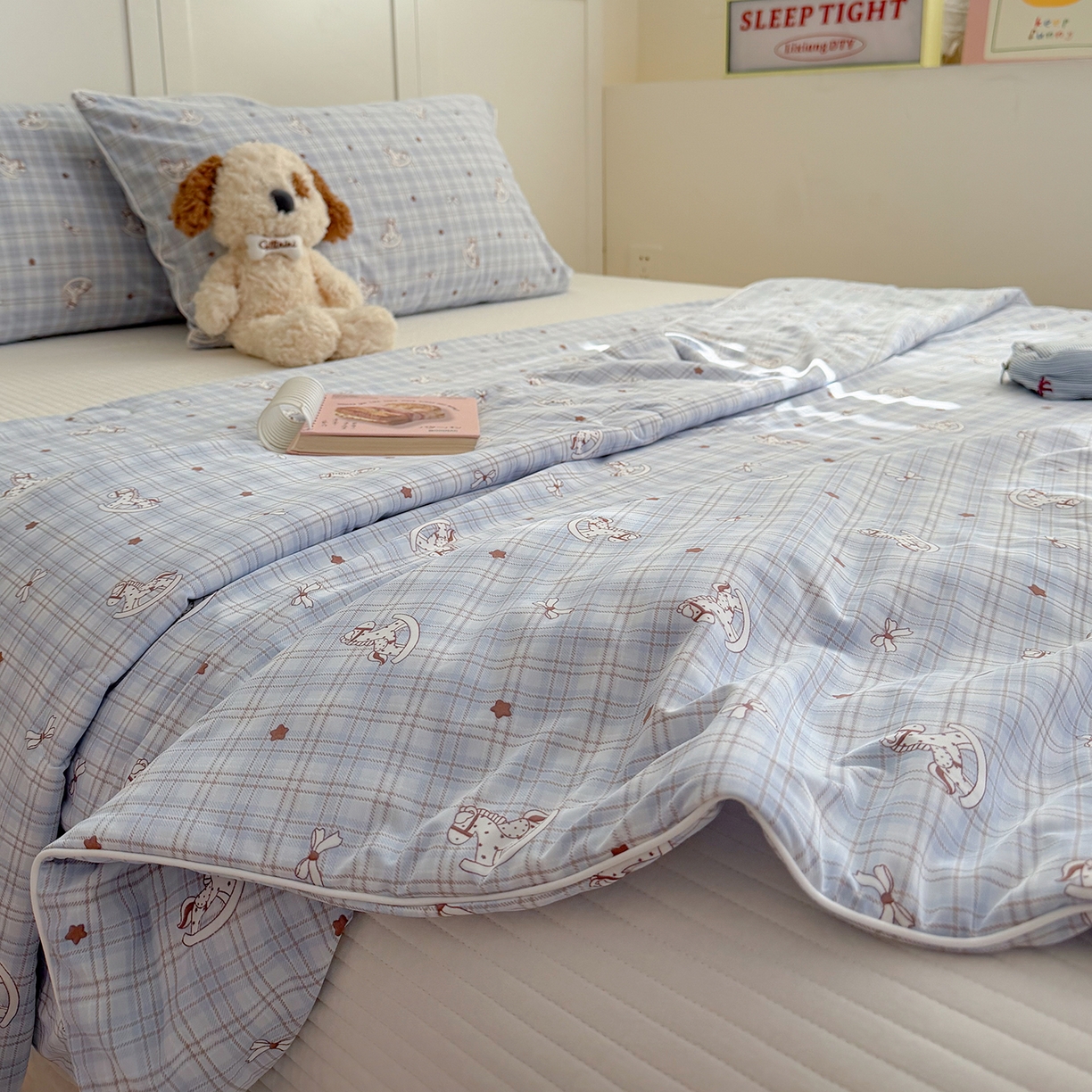 91家纺网 家纺一手货源 找家纺 金梦拉家纺 2026春夏新款锦氨凉感丝印花系列夏被空调被夏凉被 木马蓝