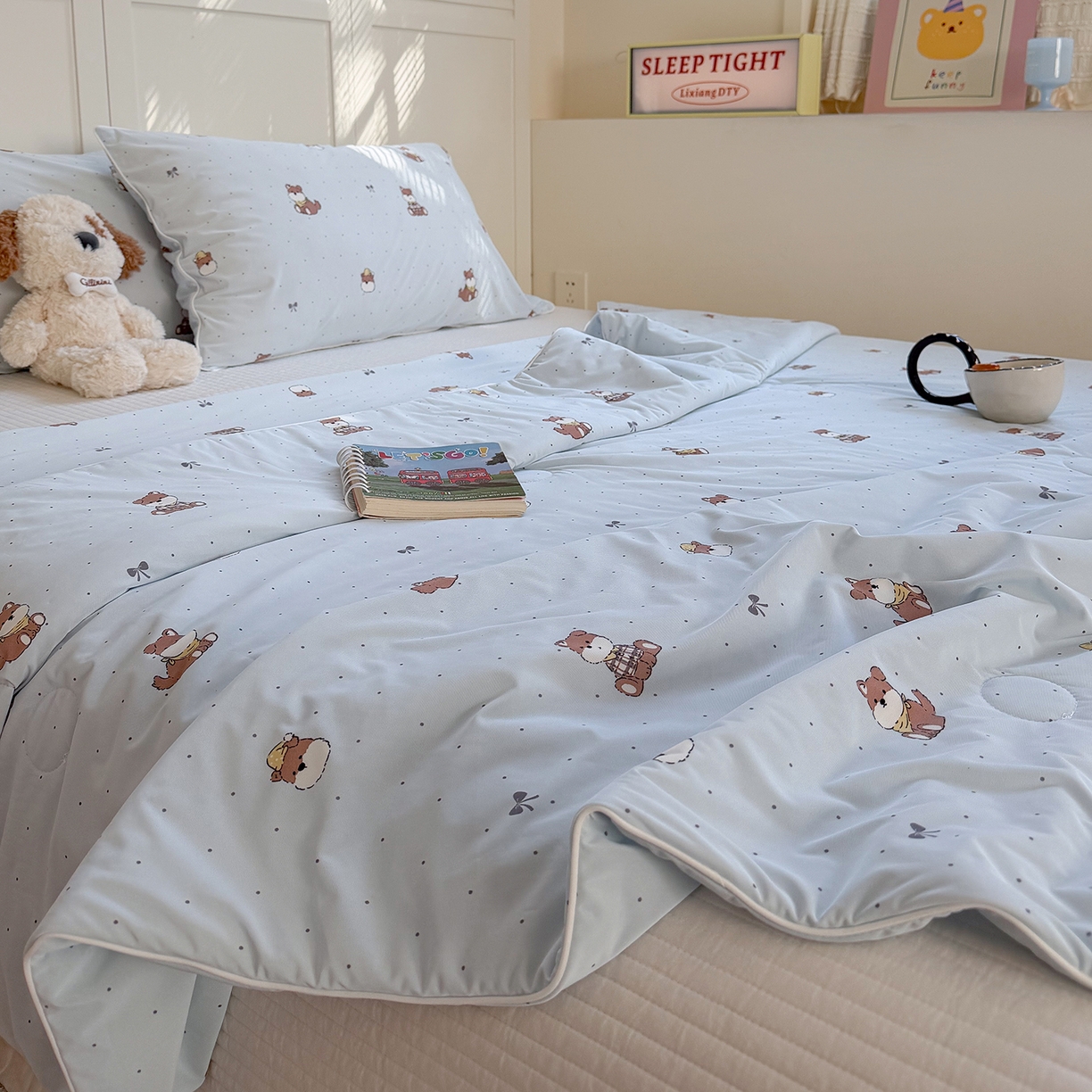 91家纺网 家纺一手货源 找家纺 金梦拉家纺 2026春夏新款锦氨凉感丝印花系列夏被空调被夏凉被 奶蓝小狗