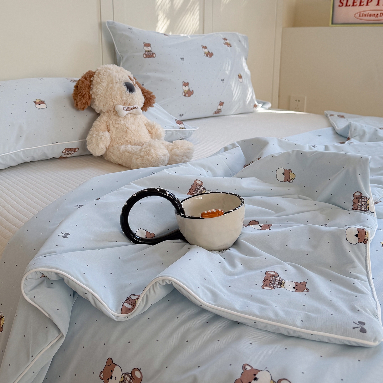 91家纺网 家纺一手货源 找家纺 金梦拉家纺 2026春夏新款锦氨凉感丝印花系列夏被空调被夏凉被 奶蓝小狗