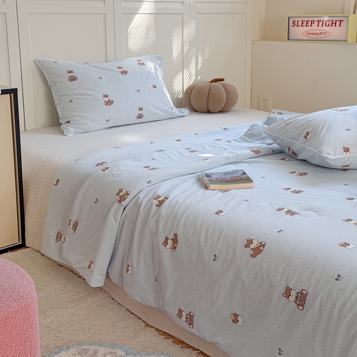 91家纺网 家纺一手货源 找家纺 金梦拉家纺 2026春夏新款锦氨凉感丝印花系列夏被空调被夏凉被 奶蓝小狗