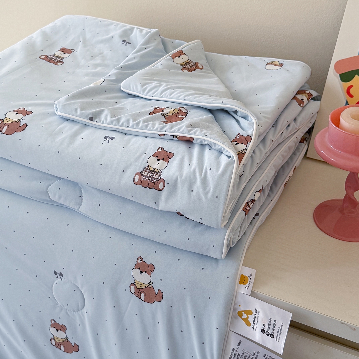 91家纺网 家纺一手货源 找家纺 金梦拉家纺 2026春夏新款锦氨凉感丝印花系列夏被空调被夏凉被 奶蓝小狗