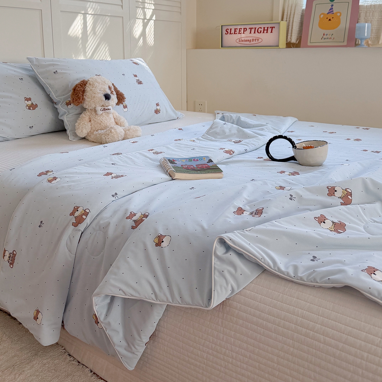 91家纺网 家纺一手货源 找家纺 金梦拉家纺 2026春夏新款锦氨凉感丝印花系列夏被空调被夏凉被 奶蓝小狗