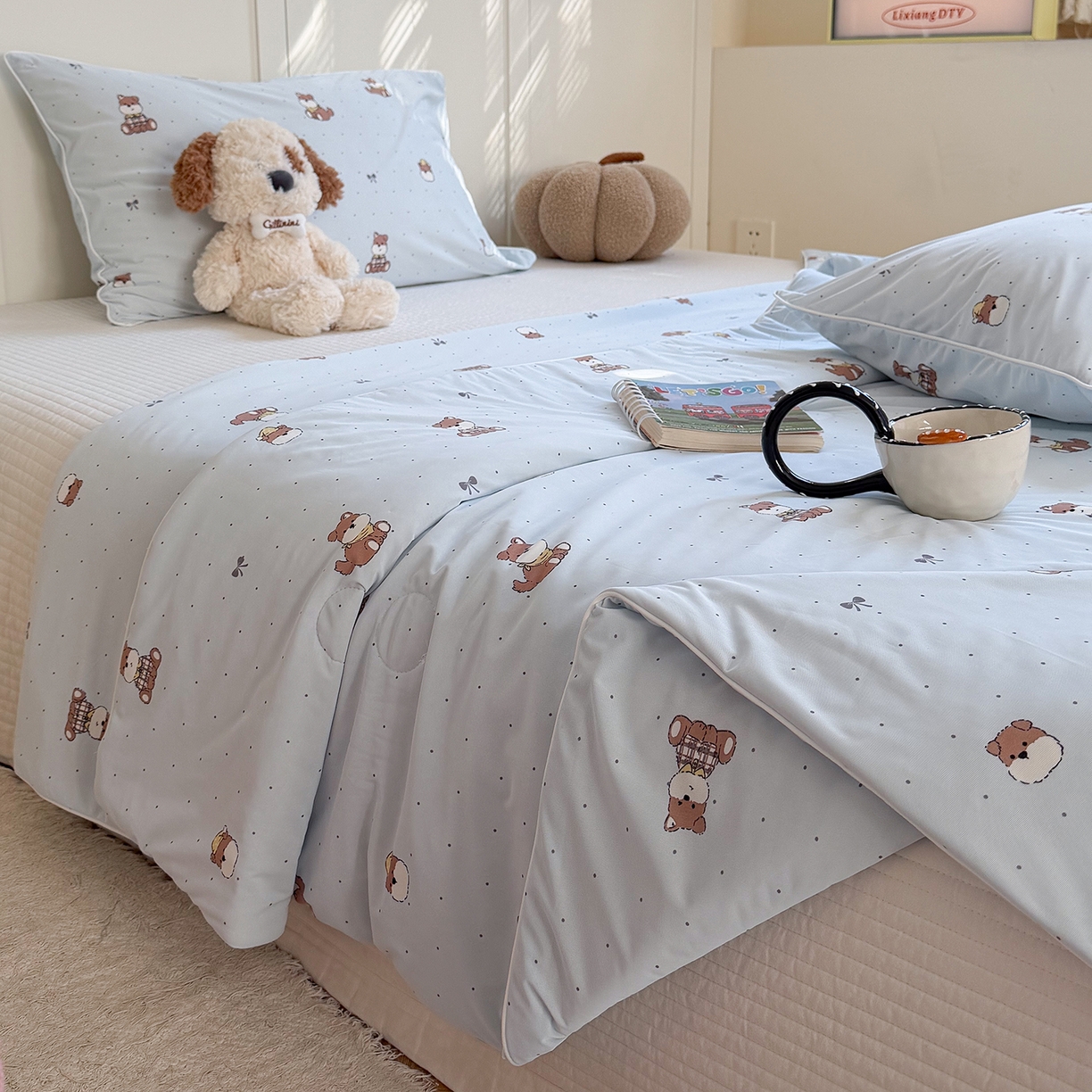 91家纺网 家纺一手货源 找家纺 金梦拉家纺 2026春夏新款锦氨凉感丝印花系列夏被空调被夏凉被 奶蓝小狗