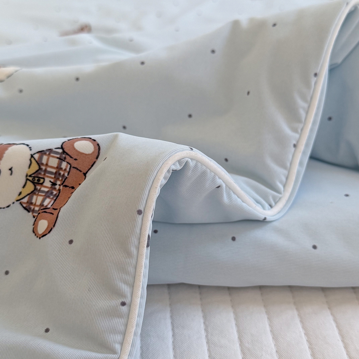 91家纺网 家纺一手货源 找家纺 金梦拉家纺 2026春夏新款锦氨凉感丝印花系列夏被空调被夏凉被 奶蓝小狗