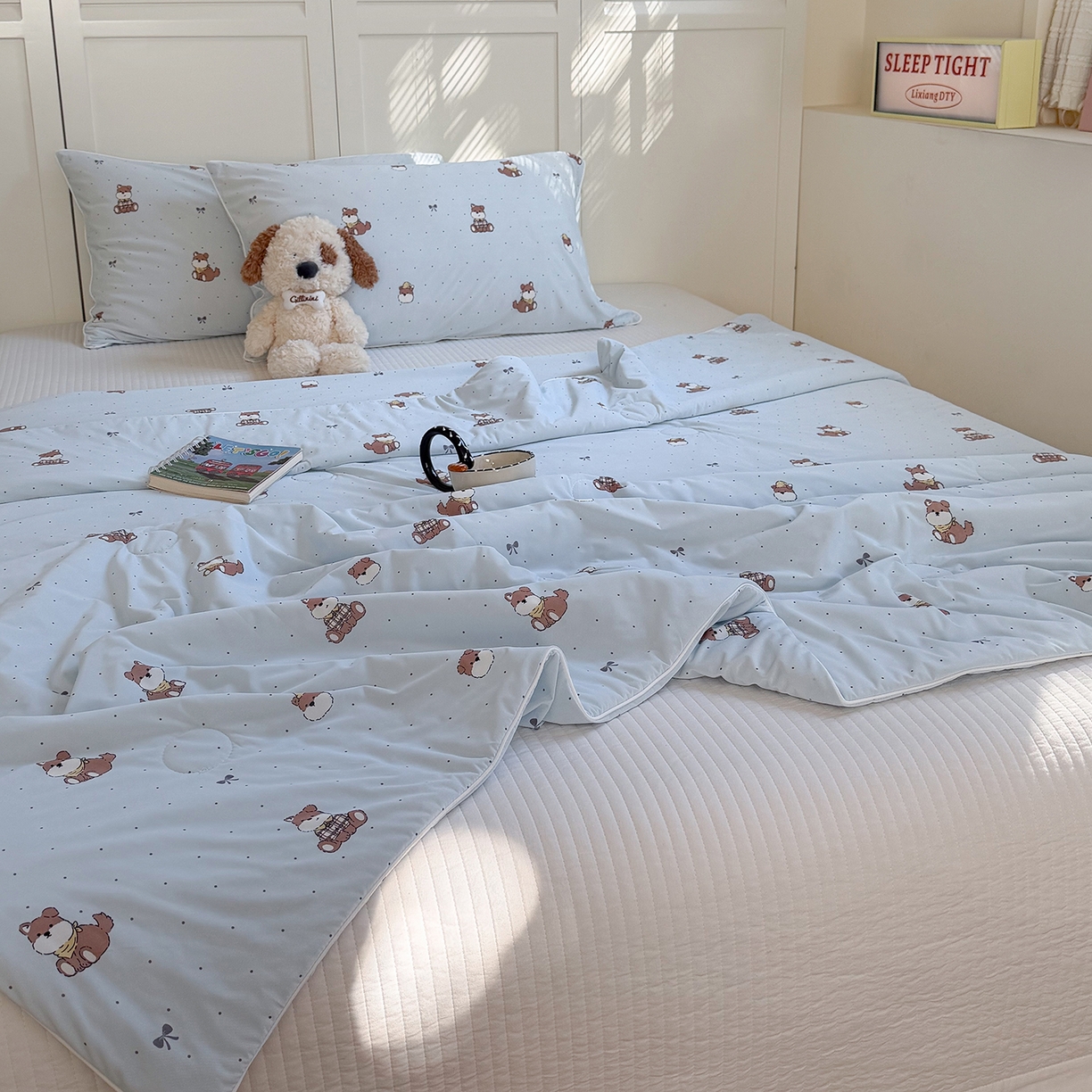 91家纺网 家纺一手货源 找家纺 金梦拉家纺 2026春夏新款锦氨凉感丝印花系列夏被空调被夏凉被 奶蓝小狗