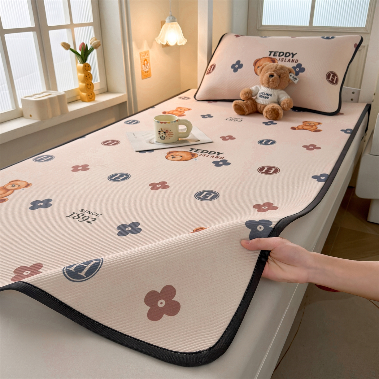 91家纺网 家纺一手货源 找家纺 源舍家纺 2026新款泰迪爱兰系列（正版授权）A类三明治复合印花斜纹豆豆软凉席学生床 泰迪四叶草