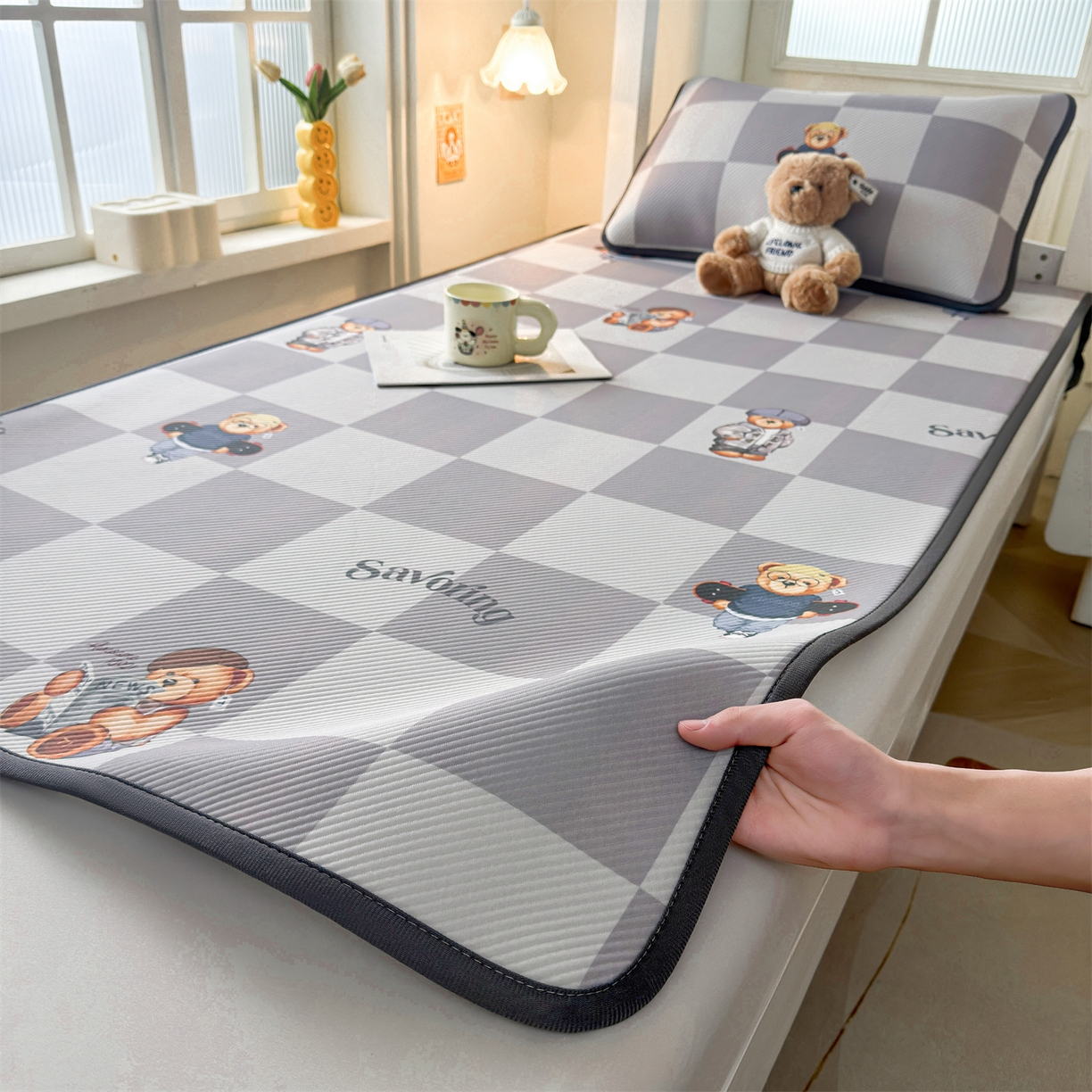 91家纺网 家纺一手货源 找家纺 源舍家纺 2026新款泰迪爱兰系列（正版授权）A类三明治复合印花斜纹豆豆软凉席学生床 泰迪灰格