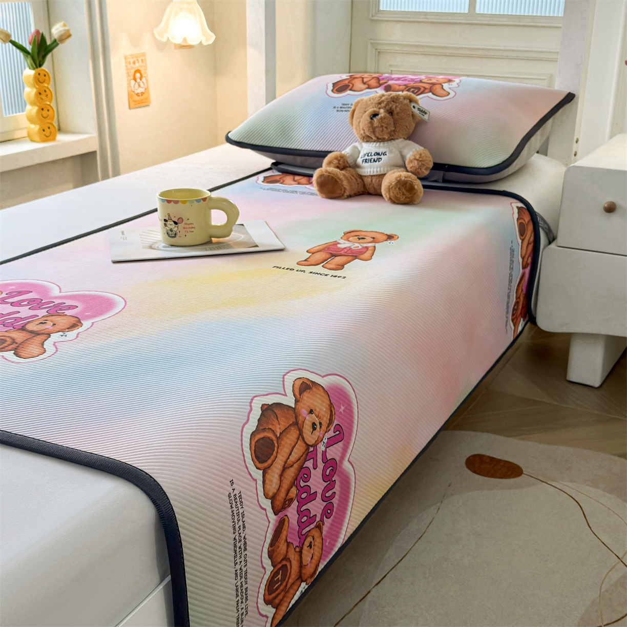 91家纺网 家纺一手货源 找家纺 源舍家纺 2026新款泰迪爱兰系列（正版授权）A类三明治复合印花斜纹豆豆软凉席学生床 泰迪炫彩