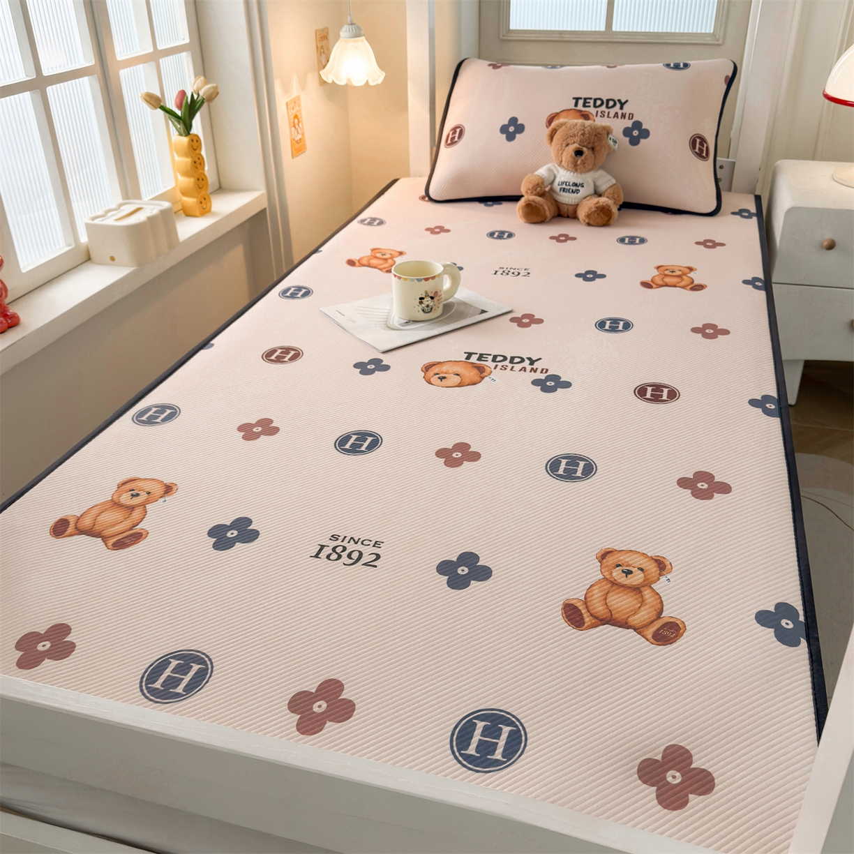 91家纺网 家纺一手货源 找家纺 源舍家纺 2026新款泰迪爱兰系列（正版授权）A类三明治复合印花斜纹豆豆软凉席学生床 泰迪四叶草