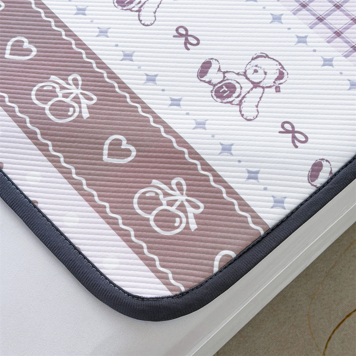 91家纺网 家纺一手货源 找家纺 （总）源舍家纺 2026新款泰迪爱兰系列（正版授权）A类三明治复合印花斜纹豆豆软凉席学生床