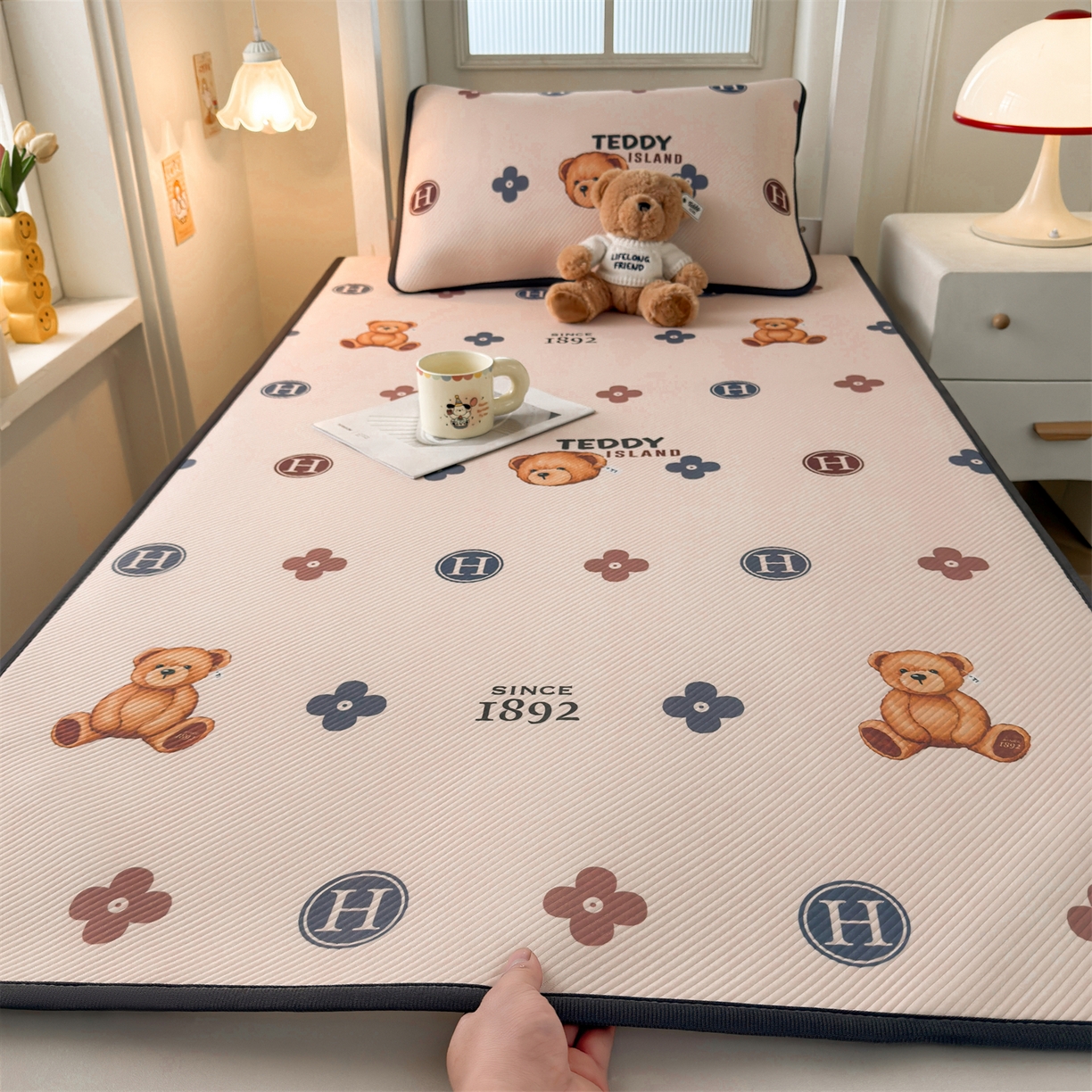 91家纺网 家纺一手货源 找家纺 源舍家纺 2026新款泰迪爱兰系列（正版授权）A类三明治复合印花斜纹豆豆软凉席学生床 泰迪四叶草