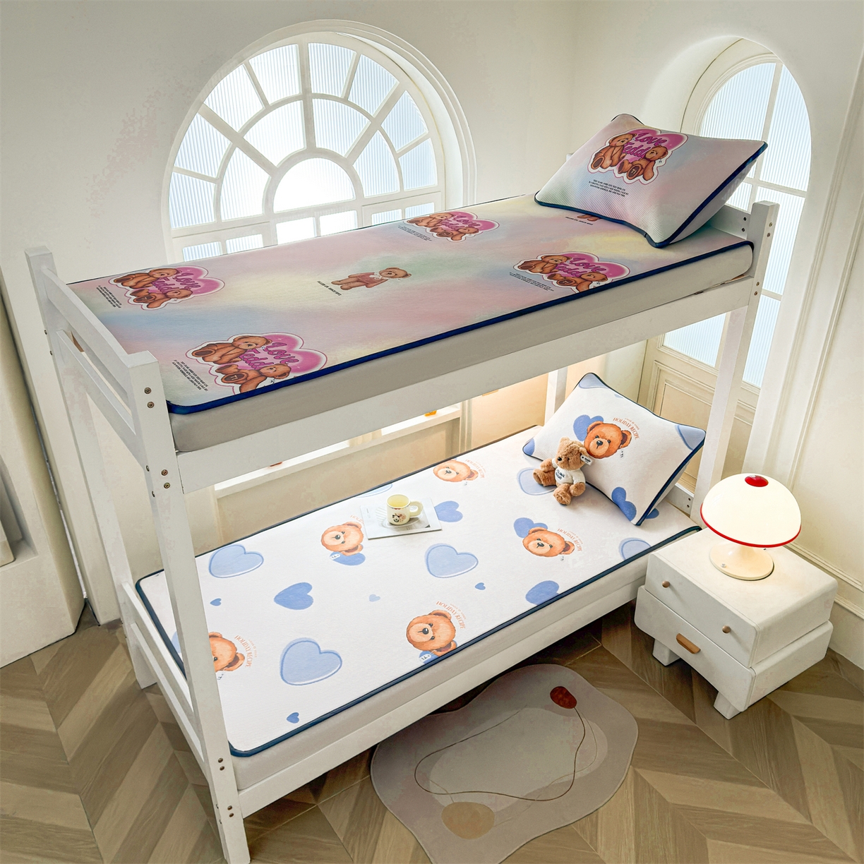 91家纺网 家纺一手货源 找家纺 源舍家纺 2026新款泰迪爱兰系列（正版授权）A类三明治复合印花斜纹豆豆软凉席学生床 泰迪蓝心