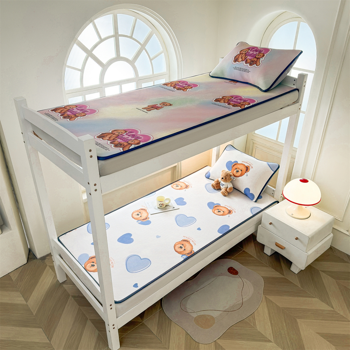 91家纺网 家纺一手货源 找家纺 源舍家纺 2026新款泰迪爱兰系列（正版授权）A类三明治复合印花斜纹豆豆软凉席学生床 泰迪蓝心